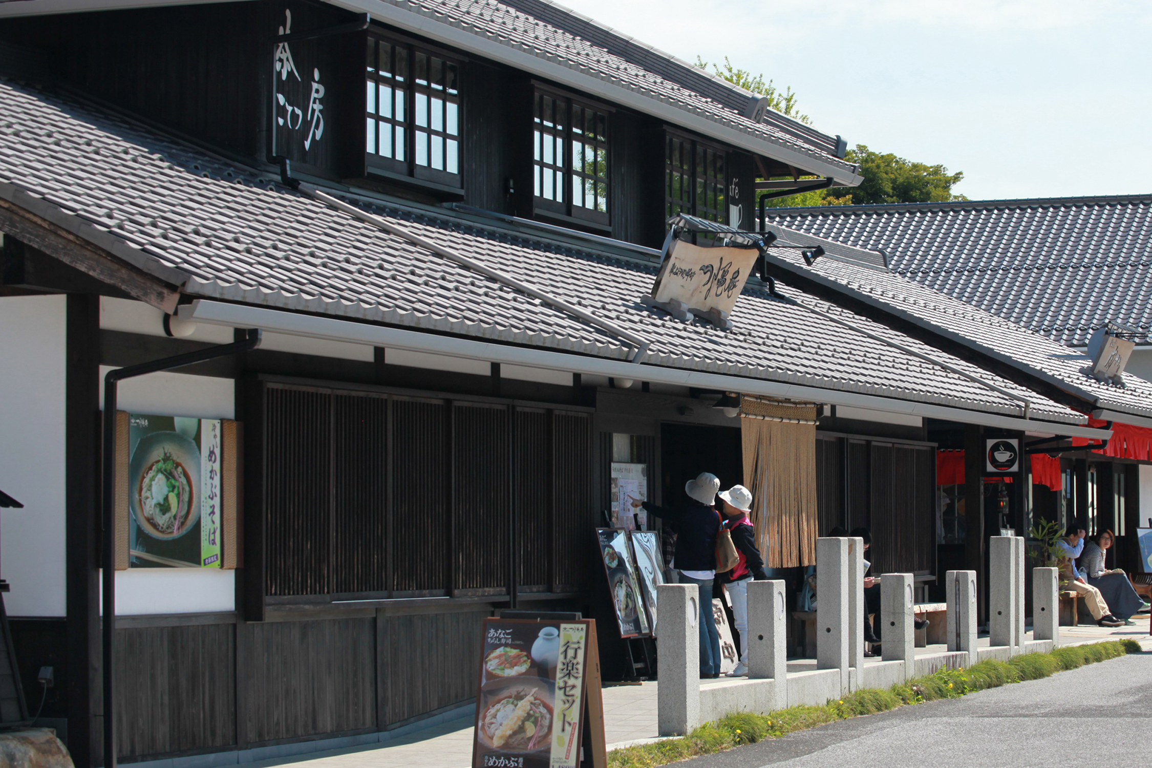 飲食店ホールスタッフ　　　キッチンスタッフ